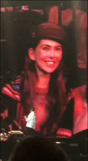 周杰伦演唱会大屏幕上的昆凌 4月4日，周杰伦杭州演唱会第2场，昆凌与周杰伦的母亲