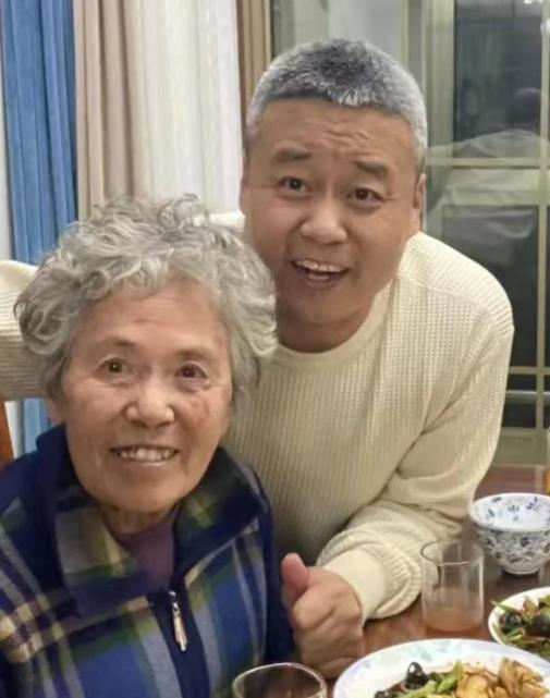 2015年，山东一名46岁男子因投资失败负债4600万，妻子带着孩子离开他，绝望