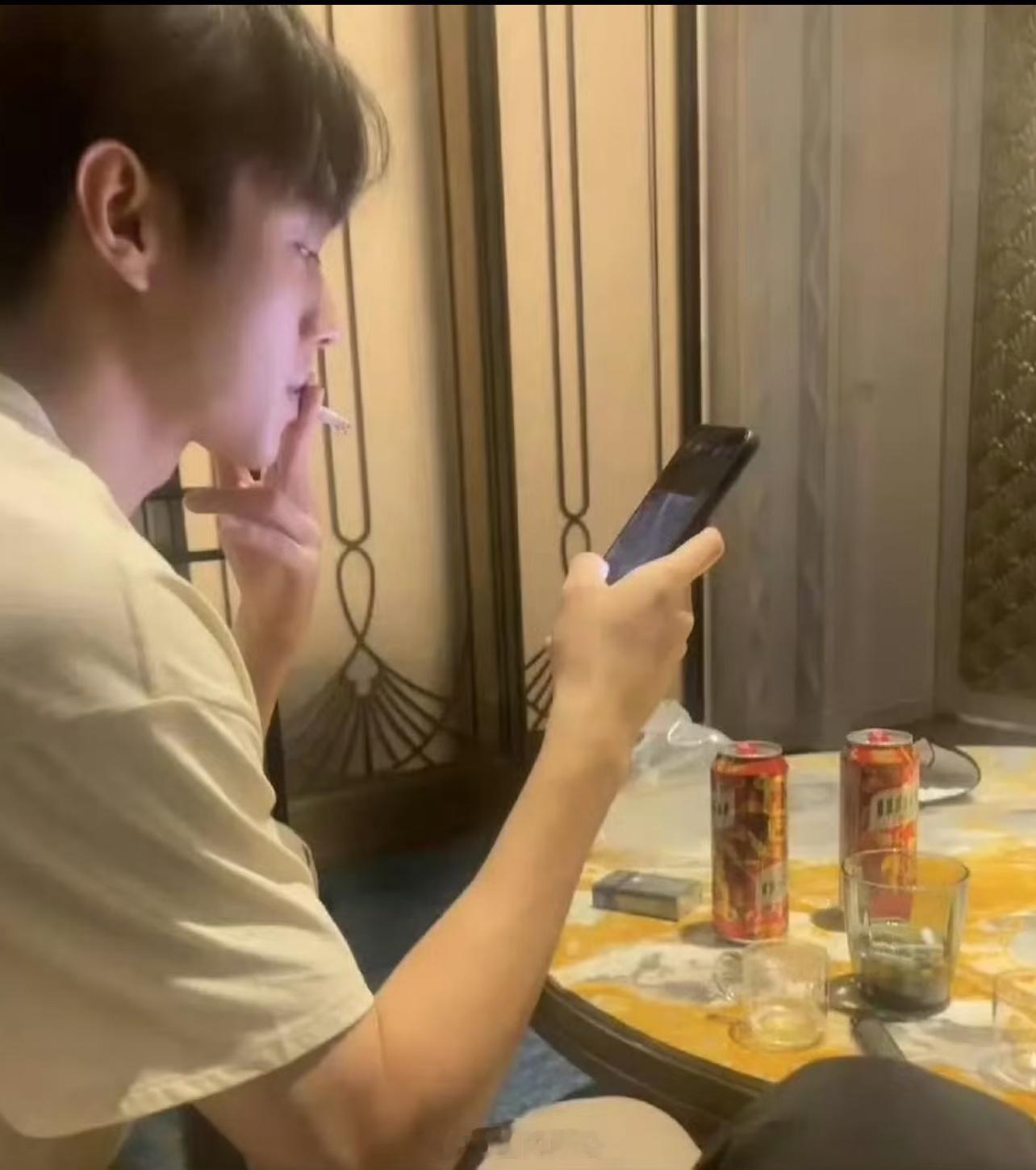 许凯的实锤照片变相证明酒店的杯子不能用来喝水 ​​​