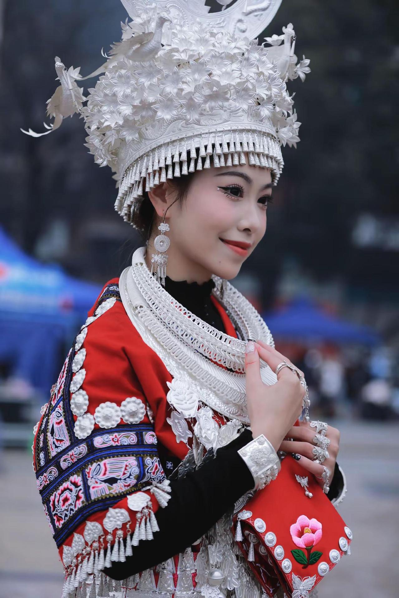 美女旁边依旧是美女系列。民族文化传承 村花上村晚苗族苗族姑娘