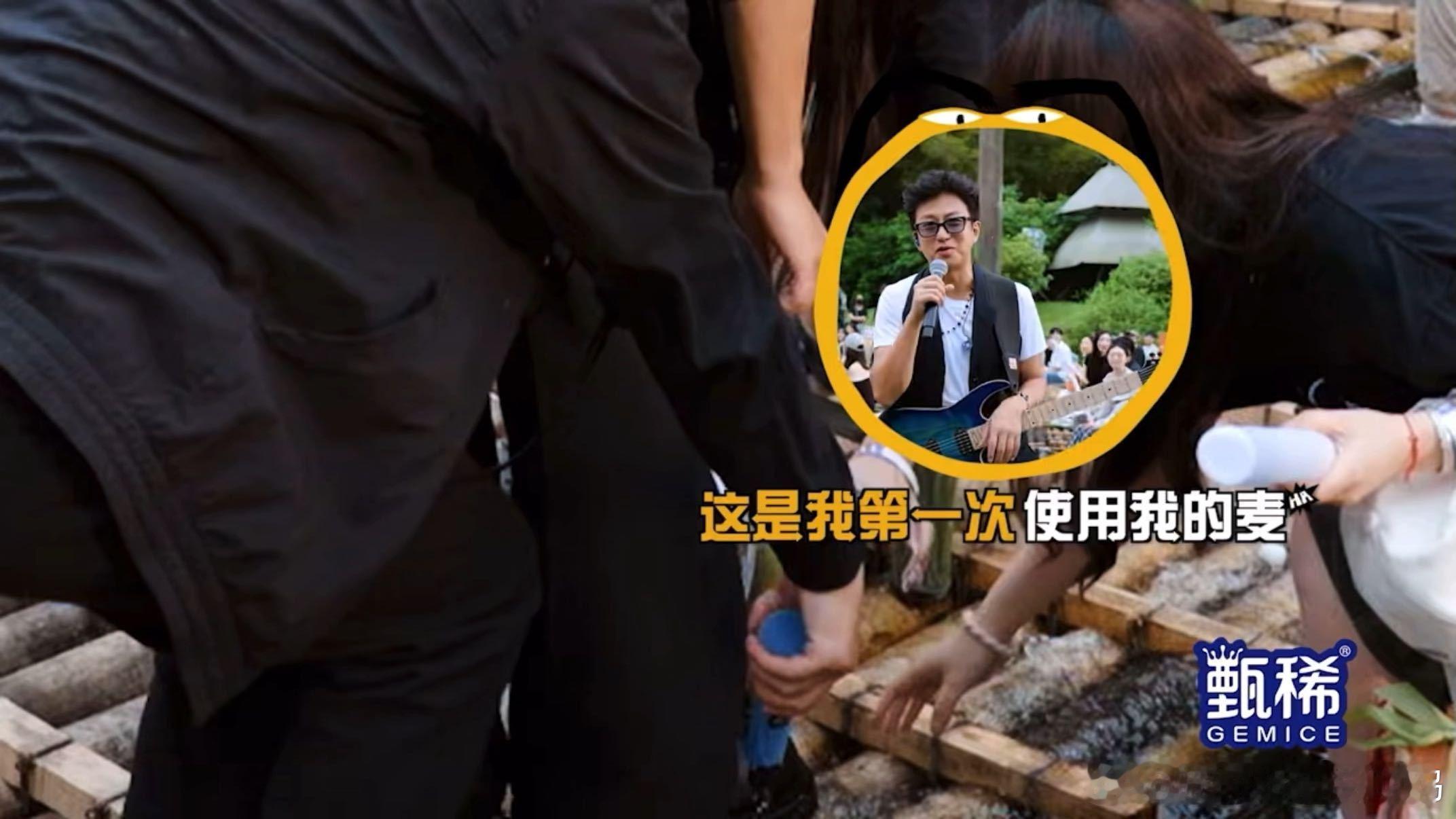 邓超的麦克风第一次用就掉水里了哈哈哈哈哈 邓超：新买的麦克风试试音。麦克风：好的