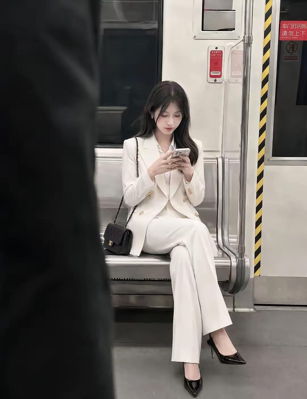 好久没见过穿高跟鞋的女孩子了，
还是有地铁的城市好啊……
地铁上的女子 高跟鞋职