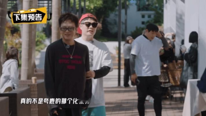 邓超戴美瞳哈哈哈哈哈 邓超戴美瞳的样子，像极了偷穿大人衣服的小孩。任敏那句“不太