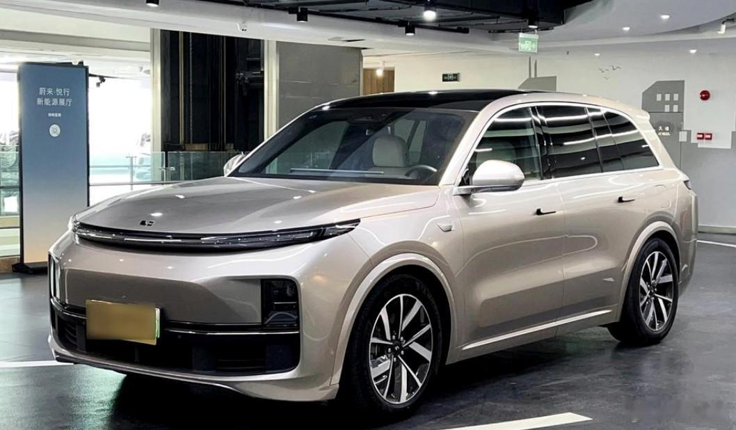 理想汽车 计划在明年改款L系列中搭载自研5C超充电池，并配套自有超充网络。5C电