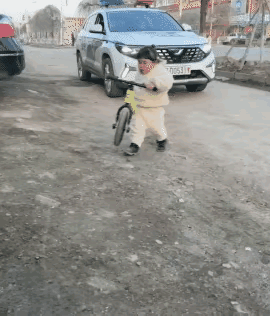 笑死我了！小女孩儿知道自己是三无人员：没有戴头盔，没有驾驶证，车子没有上牌。所以