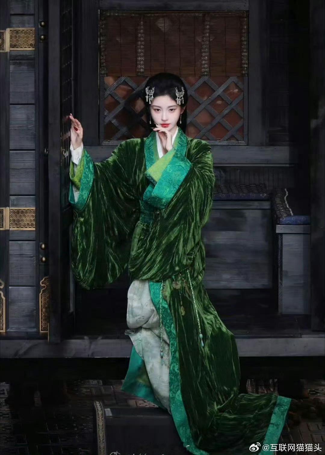 月鳞绮纪鞠婧祎戏服卖掉了那些鳞片流光、轻纱飘逸的名场面，随戏服转卖成独家回忆。3