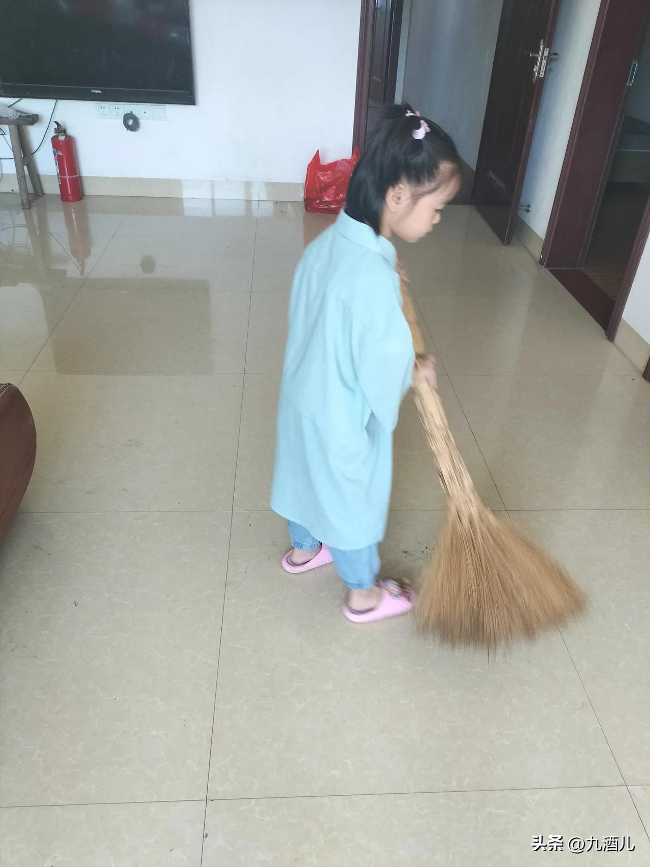女儿放假想爸爸了，
千里寻爸爸，太着急了，
刚见面就被骂了一顿。
因为走得急，