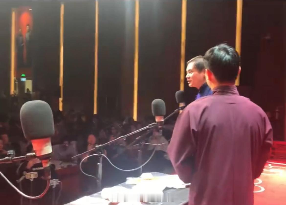 观众换了一批又一批只有身侧的目光后退的鞠躬偏向一侧的肩膀未变[心] 