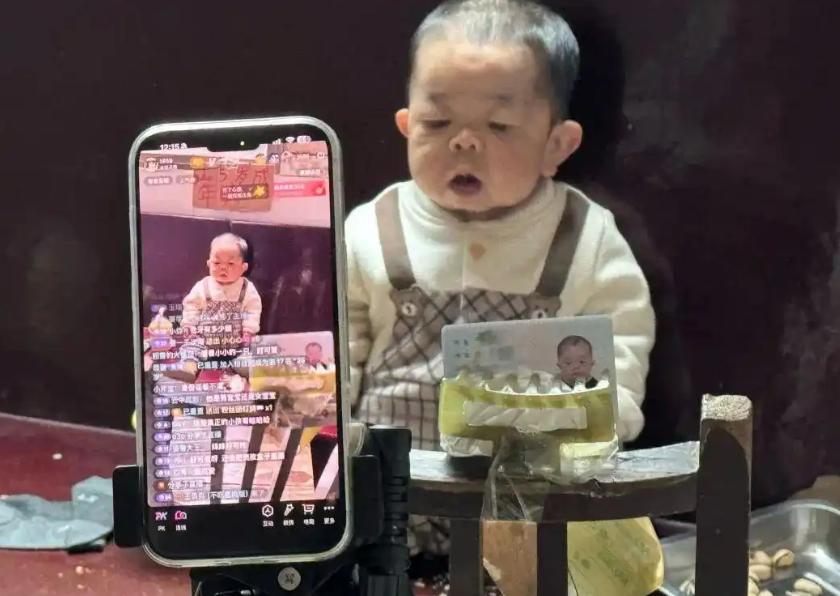 湖南益阳25岁男子王军明，罹患全球罕见的联合性垂体激素缺乏症1型，身高定格66厘