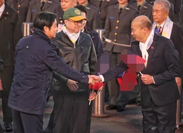 赖清德在打泥巴模糊战。赖清德今日表示不但邀请韩国瑜去美国参加特朗普就职仪式，而且