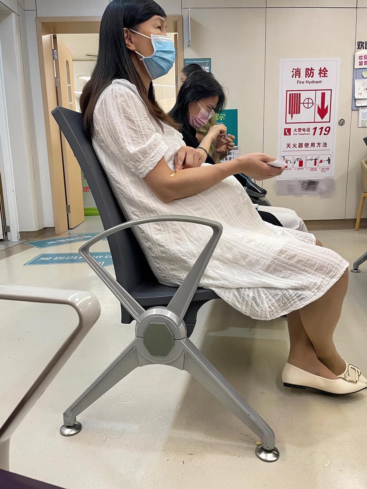 这阿姨太勇敢了，超50岁怀孕，属于超超高龄孕妇了，五十岁通常已进入围绝经期，多数