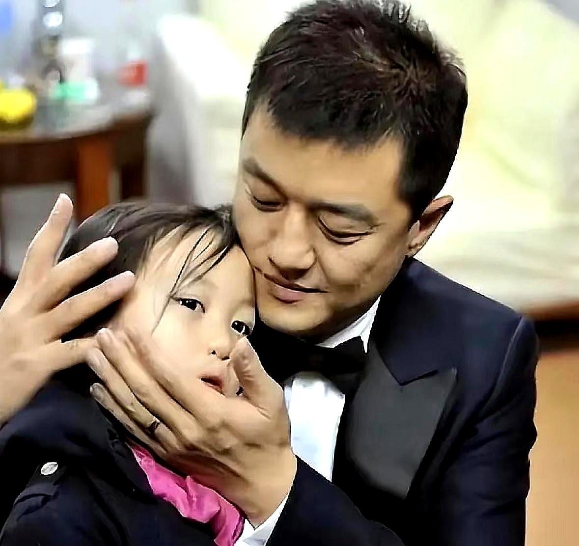 李亚鹏这人，生意做得是真不咋地，但有件事儿，你得服。
 
他那个嫣然天使基金，专