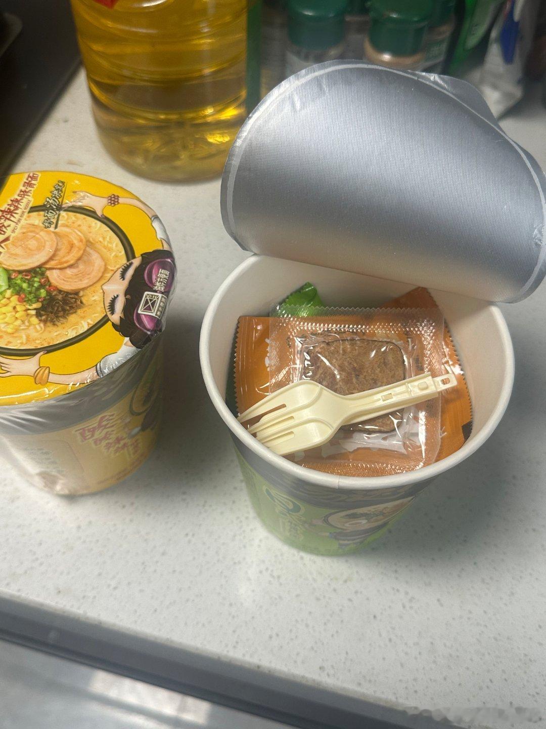 开学了，愿你的心情像秋天的阳光一样明媚，学习之路洒满温暖与光明。就像我手中的这杯