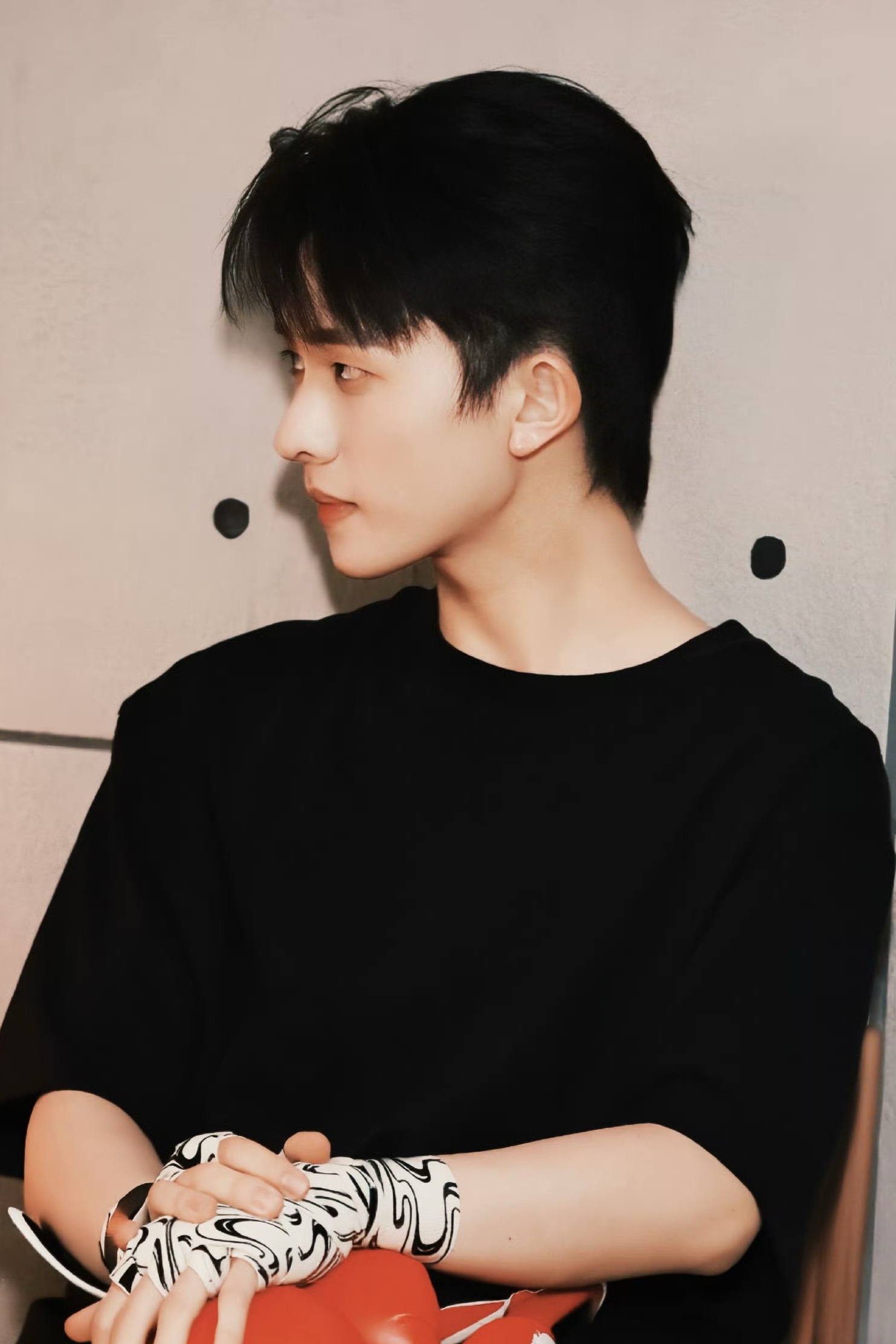 陈添祥 🍊陈添祥﻿ 我承认，自己是颜控。赵宗澜的侧颜，让人一秒沦陷：眉目如画，