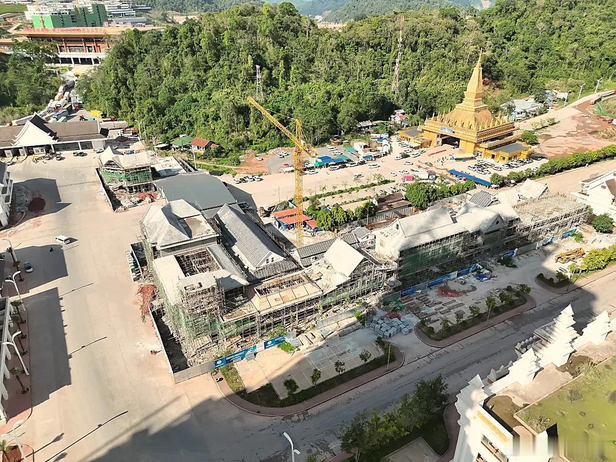 当地时间9月28日8点，中老铁路老挝国内段(磨丁至万象)城际列车顺利首发。全新开