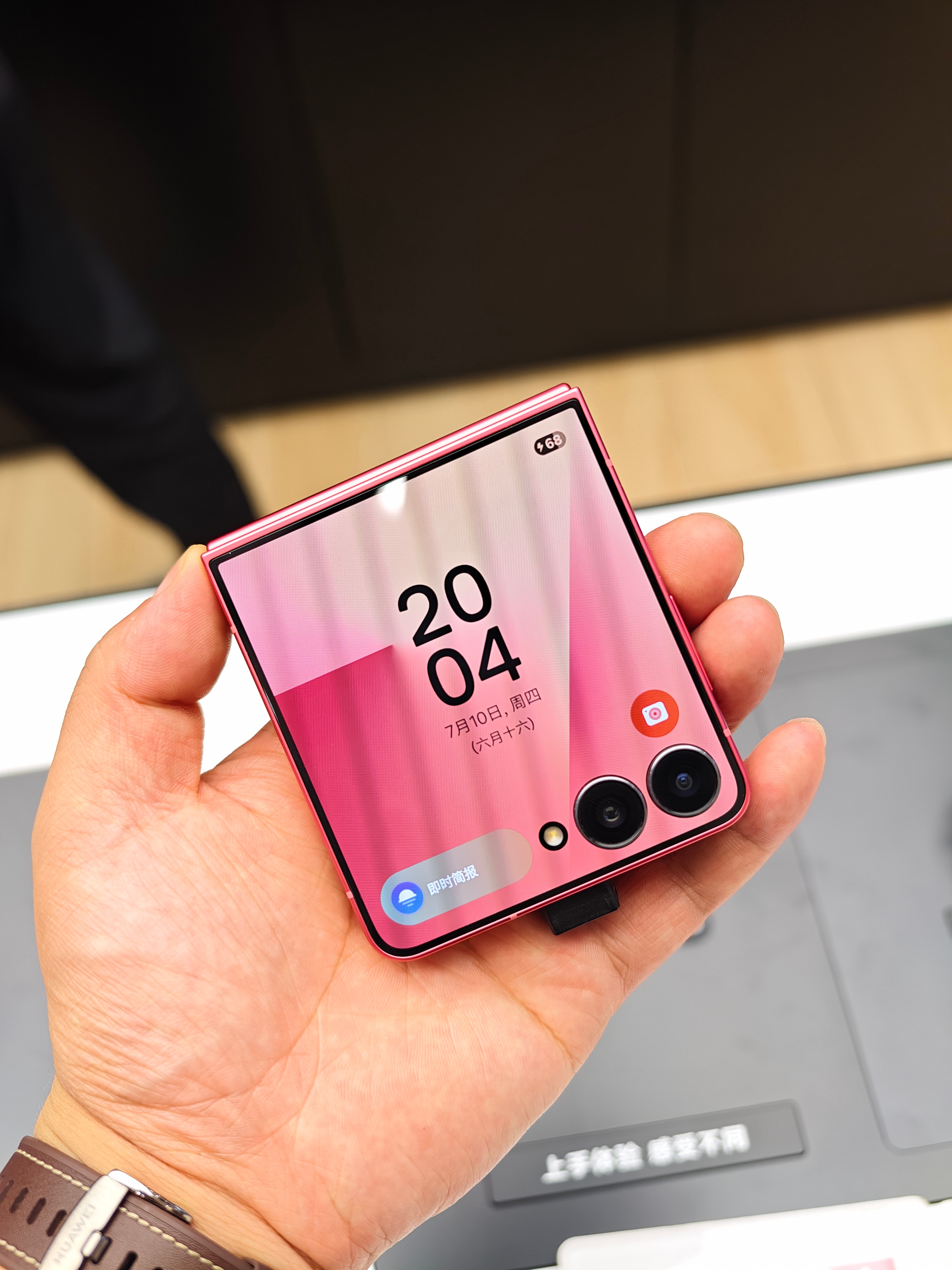 线下看了一下三星Galaxy Z Flip7这个小折叠，屏幕边框这块还是三星的舒