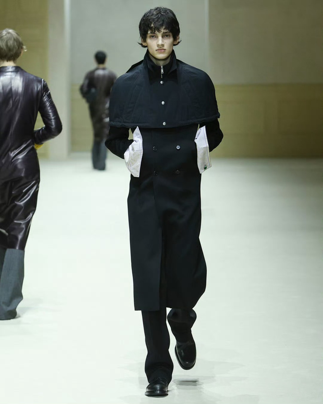 张泽禹官宣出任Prada 品牌大使造型大片，身穿2026秋冬超季礼服，复古摩登，