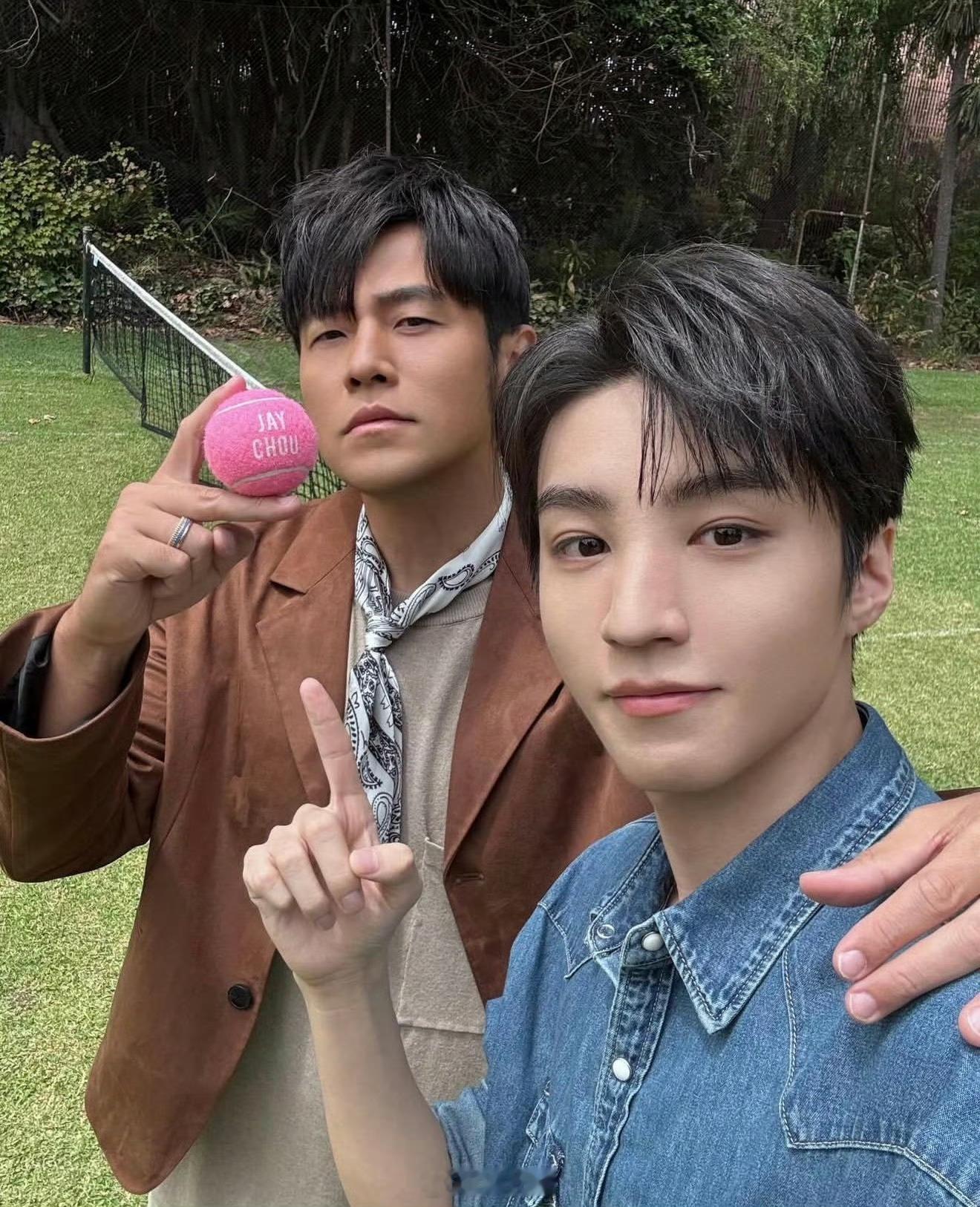 王俊凯晒和周杰伦墨尔本合照王俊凯周杰伦ins合照 又幸福了ao~凯