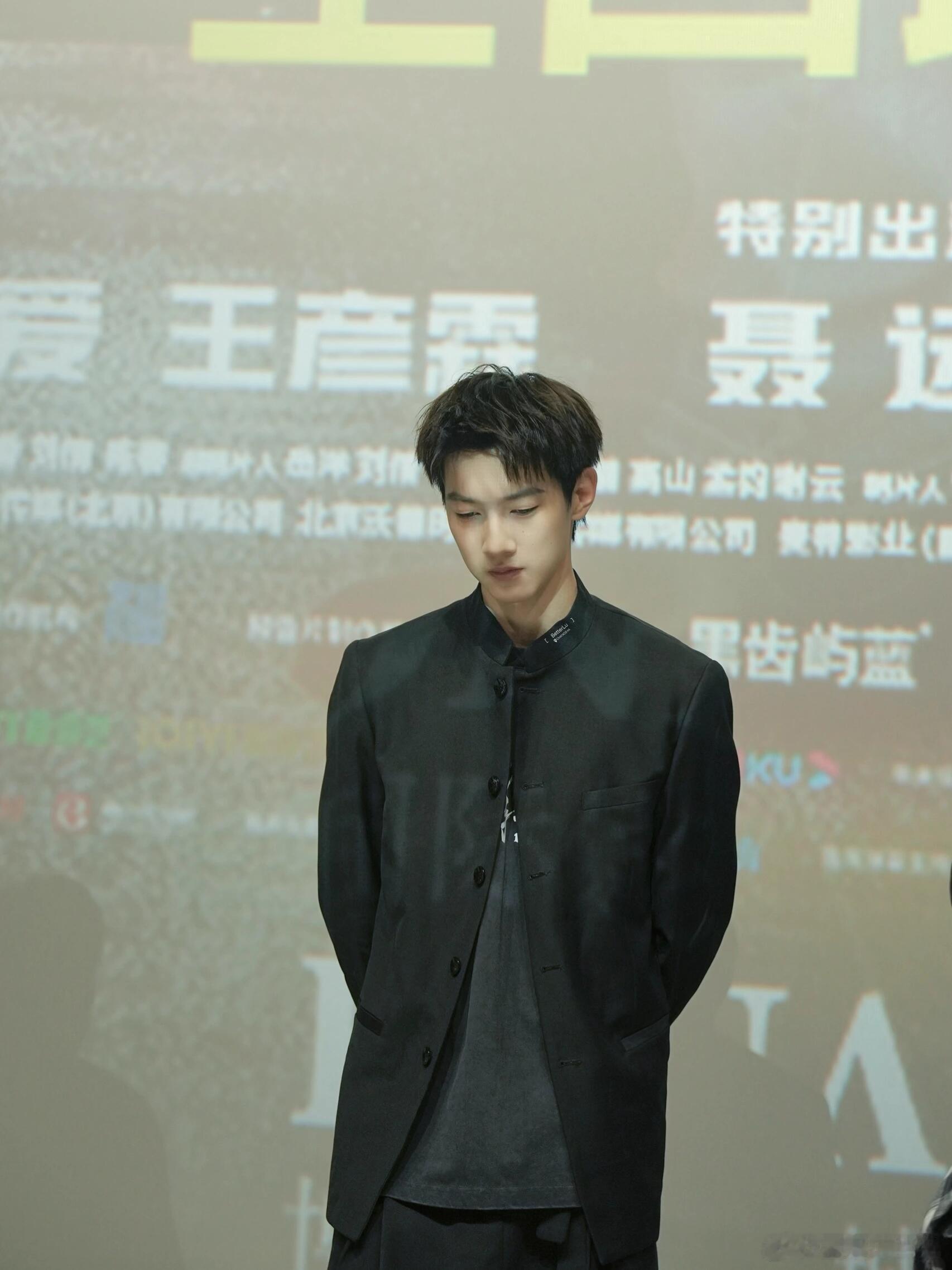 邬家楷私下就是唱跳抽象什么都来以为是个高冷帅哥，结果是个抽象艺术家！躺楼梯爆金币