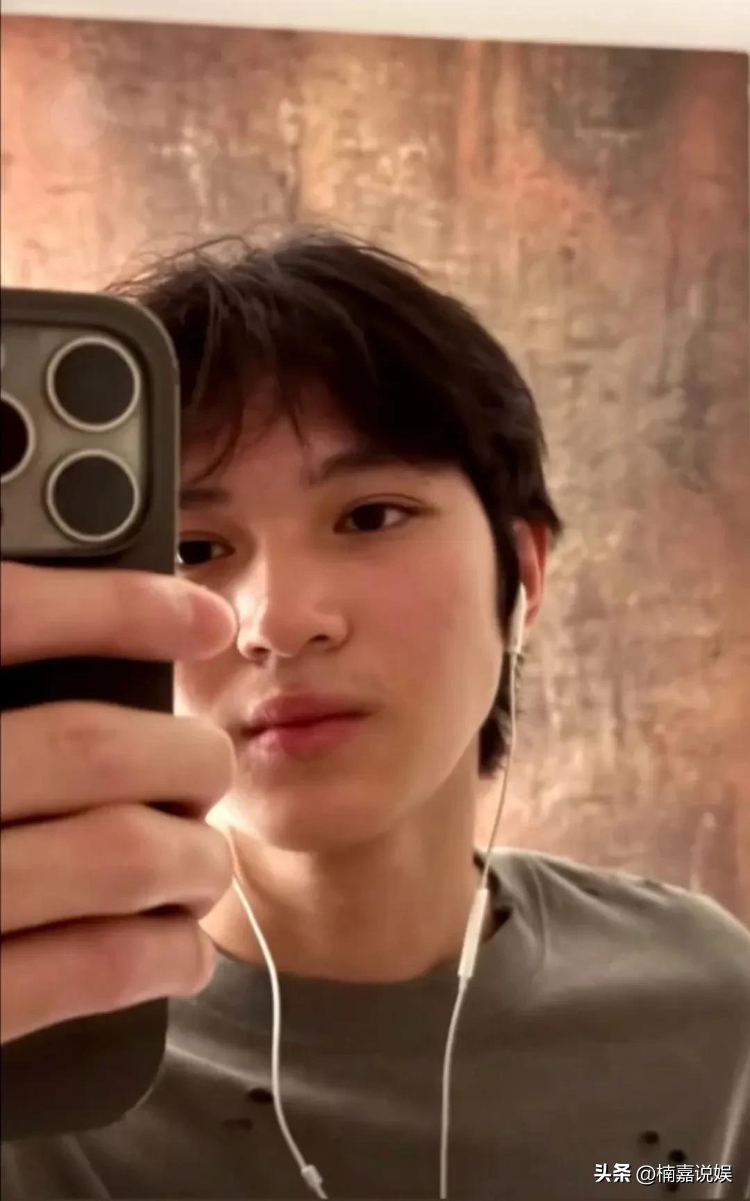 张智霖和袁咏仪的儿子魔童在社交平台发自拍照，18岁的他，剪短了头发，大眼睛双眼皮