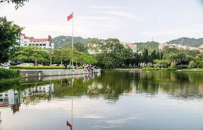 依山傍海的厦大，被誉为“中国最美大学”，校史逾百年。走在校园里，随处可见保留至今