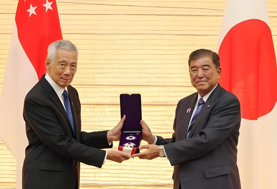 李显龙访华在即，被网友喊话：必须说清当年为何跑去日本领勋章。

《联合早报》5 