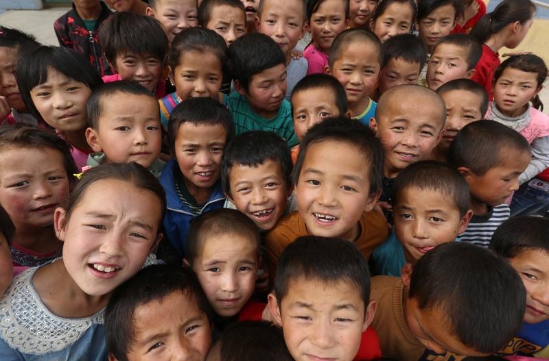 刚刚在一所农村中学听了一节公开课，结果让我大跌眼镜。
这所学校师生仅剩下90多人