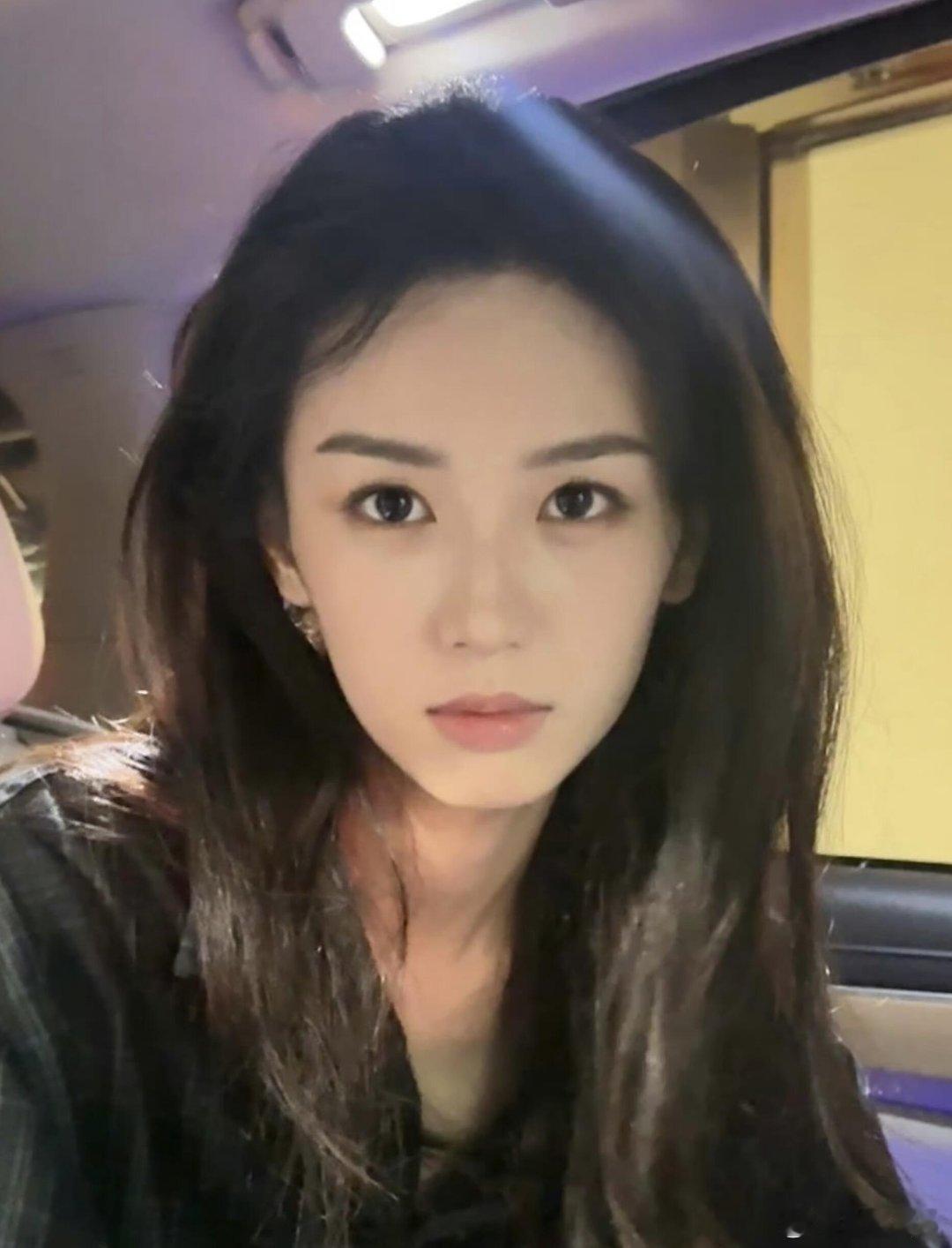 不是…隔着屏幕都能感觉到她的脸型好优越… ​​​
