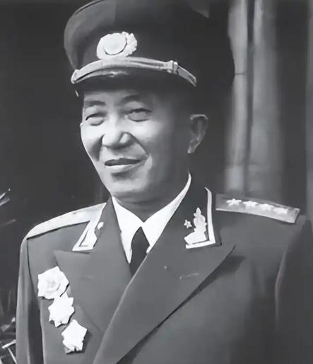 1949年11月21日，夜里8点整北京城，2400名干警同时出动了。37辆汽车没