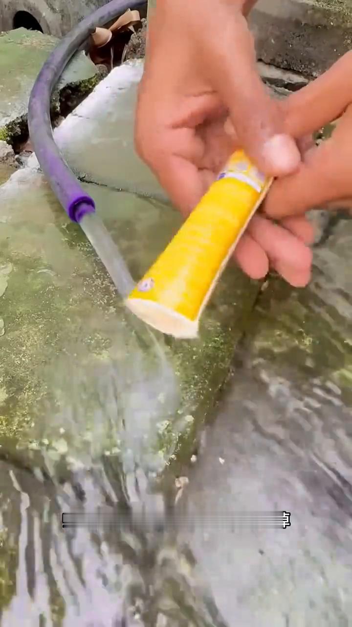 简易冲水枪。
小莉创意发明。
谁能想得到师傅竟然将过期的牙膏底部剪掉，同时把牙膏