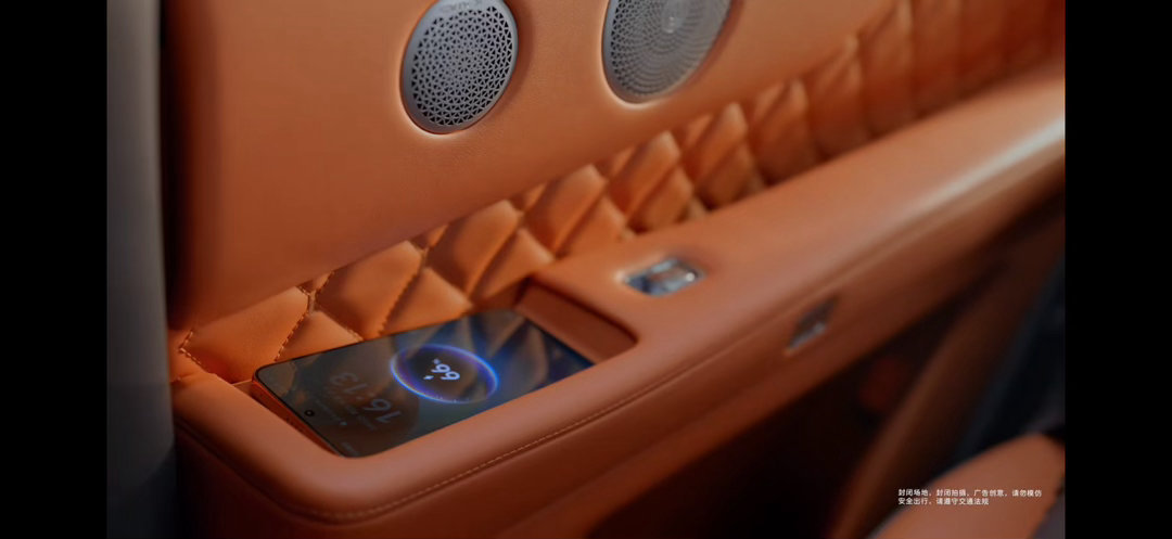 魏牌V9X首发车门扶手无线充电 一般车里的手机无线充电面板一般在前排，魏牌V9X
