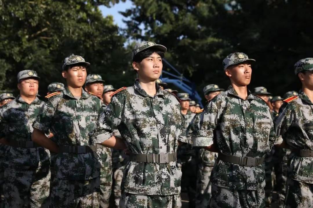 策马扬鞭，尽显威武之姿，然而危机也可能在不经意间降临。稍有疏忽，或许便再无策马豪