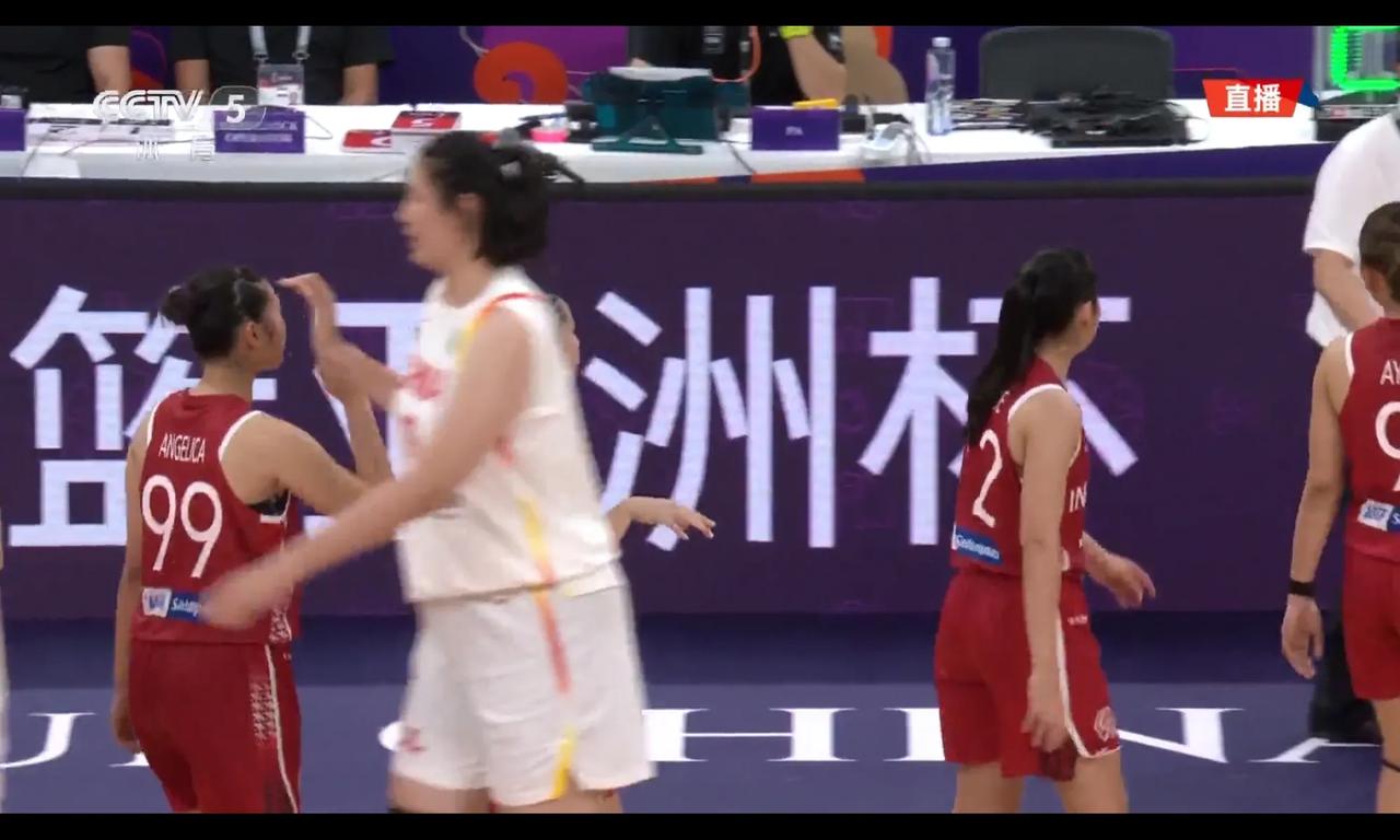 女篮“双塔战术”测试失败，张子宇韩旭篮下就是慢，印尼小个篮下真的敢下手

印尼的