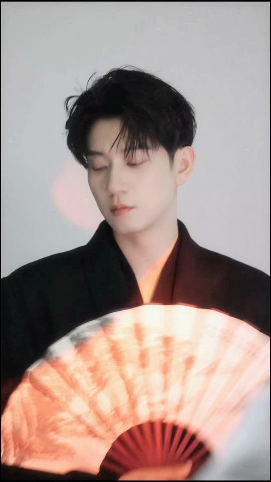 国风王子奇好权威 真正懂国风的人，穿的是气韵。王子奇就用他的姿态证明了这一点：肩