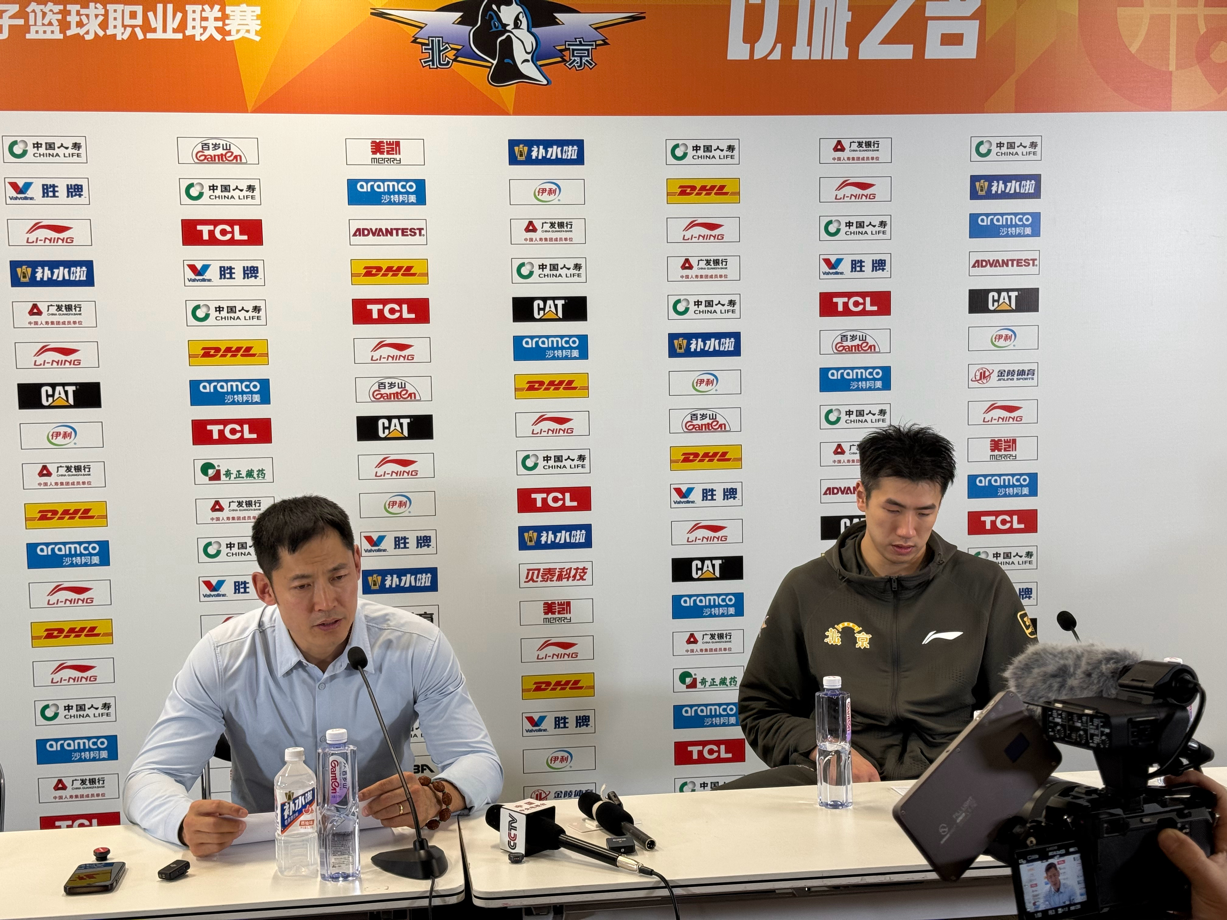 被带到发布会的队员是邹雨宸，他今晚发挥出色：全场21分15篮板，其中下半场11分