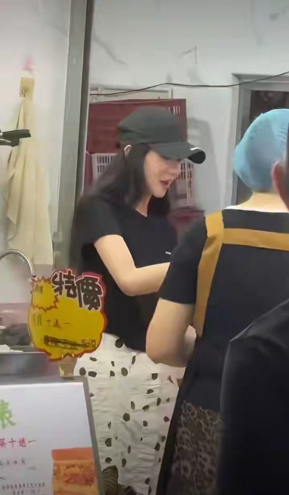 深圳街头偶遇刘浩存素颜逛粽摊买粽子，素颜都好好看 