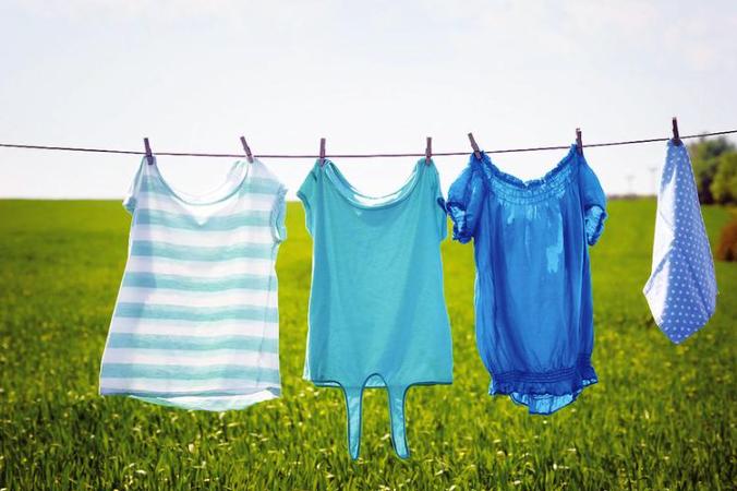 衣服晒干别马上叠起来，残留微量潮气闷在衣柜里，比潮湿更容易发霉有异味

表面上看