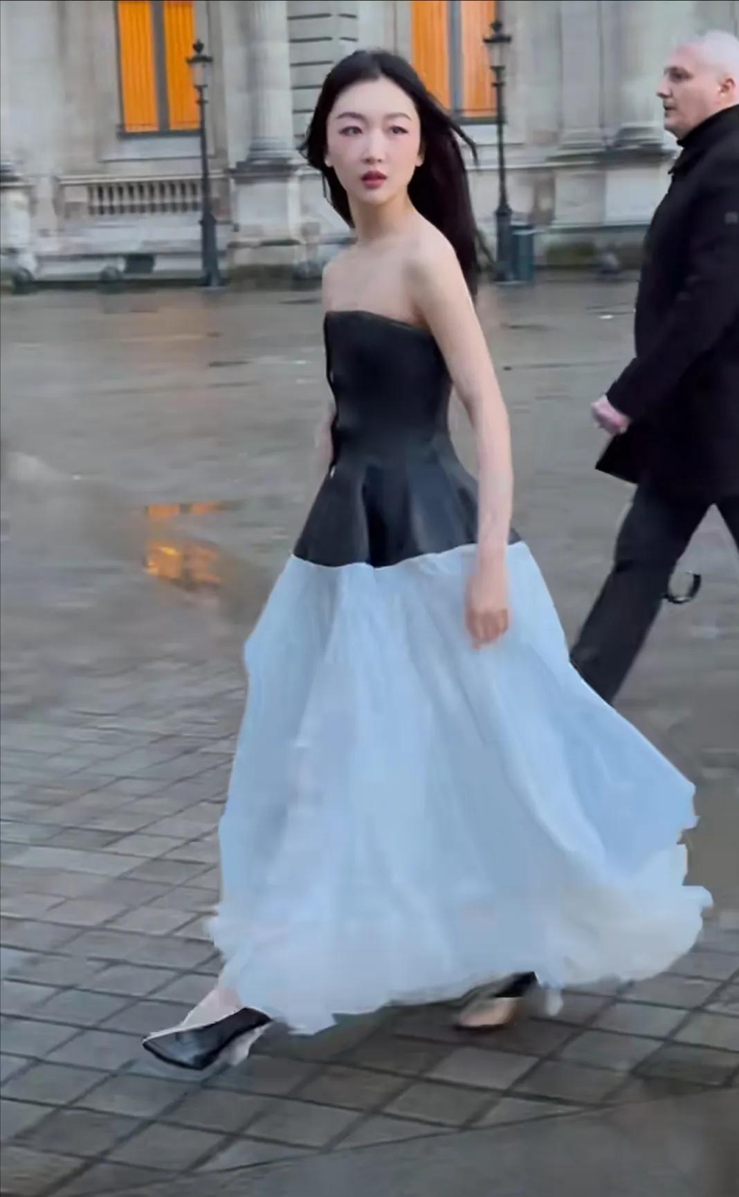 周冬雨LV看秀造型，看她穿这条裙子，发现她真的好瘦呀！我都怀疑他有没有80斤呀，