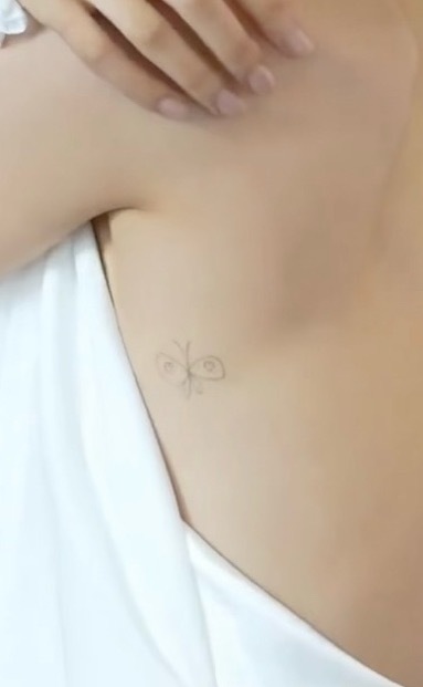 张子枫左肩胛骨有一只小蝴蝶张子枫蝴蝶纹身 我记得她有几个纹身，但是都是有意义的有