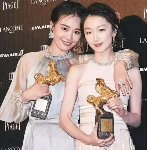 周冬雨亮相马思纯新片首映马思纯每次被喊东玉都想到冬雨 周冬雨说：“我以为是爱情片