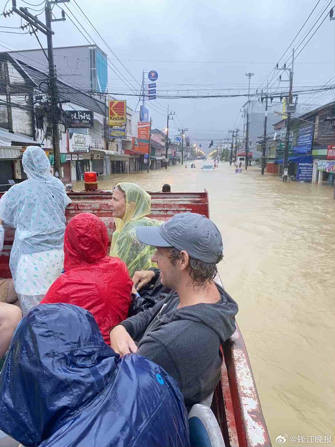 【#泰国洪灾升级丽贝岛游客返程难#】据新华社消息，泰国防灾减灾厅11月25日发布