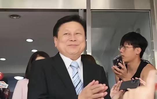 昨被韩国瑜喷！今现身15秒快闪　傅崐萁：家和万事兴、无声胜有声

韩国瑜昨天在会