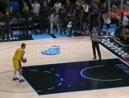 锁喉都防不住！东契奇打爆83分先生，一战分出谁是真神！
前不久阿德巴约狂砍83分