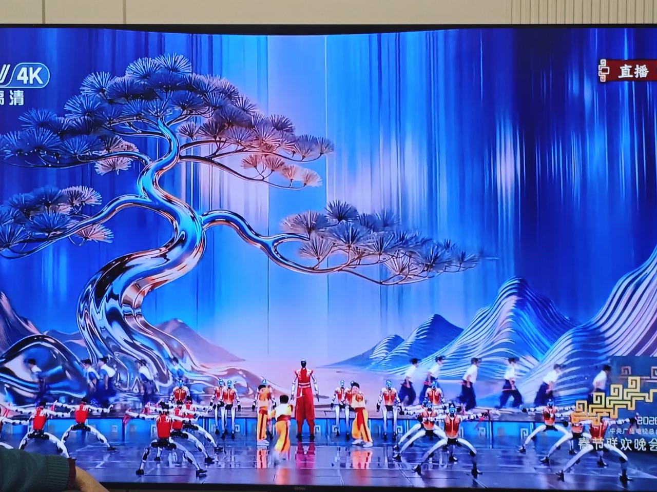 想想都觉得机器人舞剑节目会让美国头皮发麻，机器人都开始舞剑了是吧？灵活性要比去年