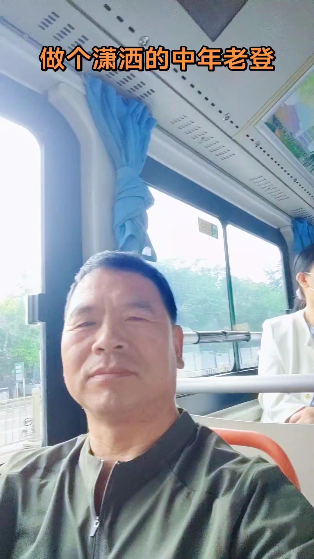 人生一世别奢求，知足常乐没烦忧。没愁没恼身康健，笑看四季岁月流。