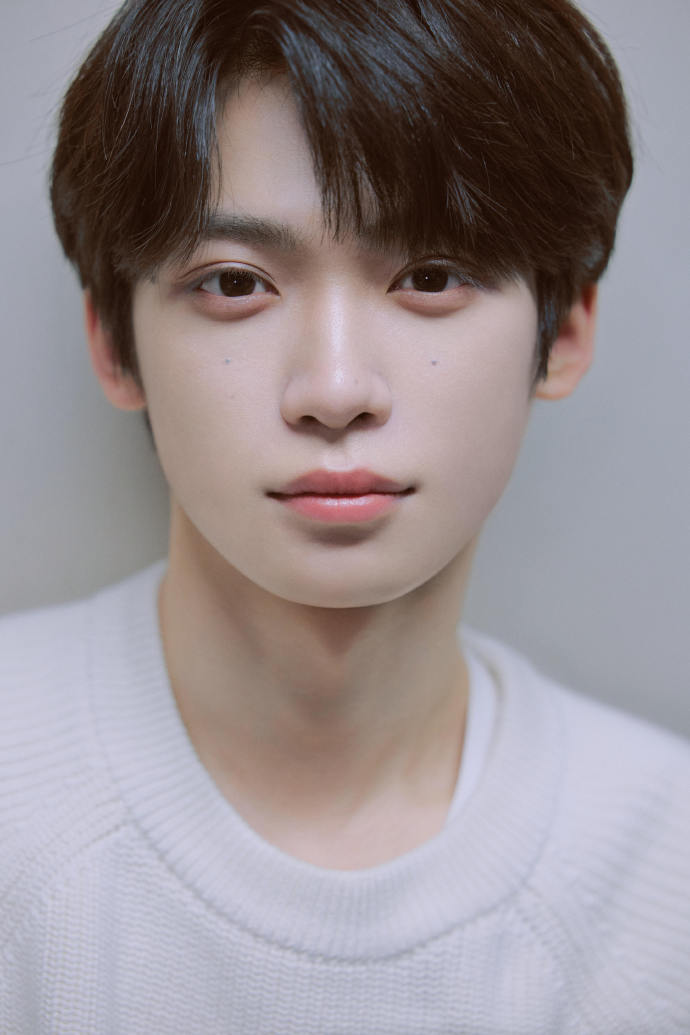 梓渝的旅行回忆五宫格梓渝白毛衣抱玩偶居家感 梓渝的旅行回忆五宫格，梓渝白毛衣抱玩