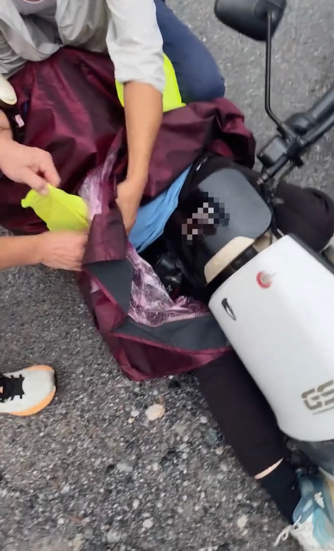 【玉林某龙公园门口女士骑车摔倒男子相救】6月15日，网友分享：玉林市某龙公园门口