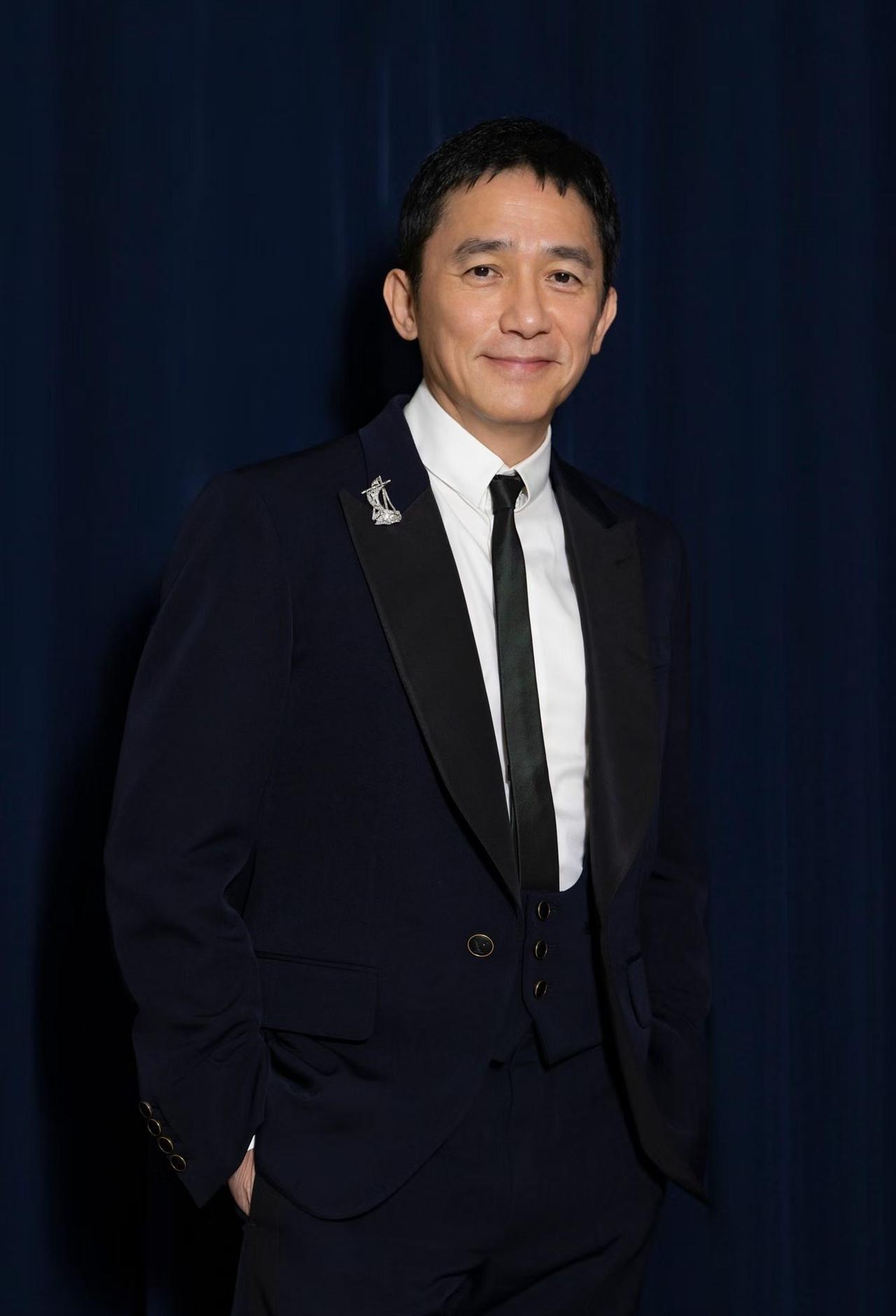 身着路易威登男士正装系列深蓝色枪驳领西服套装出席上海国际电影节闭幕式，尽显绅士格