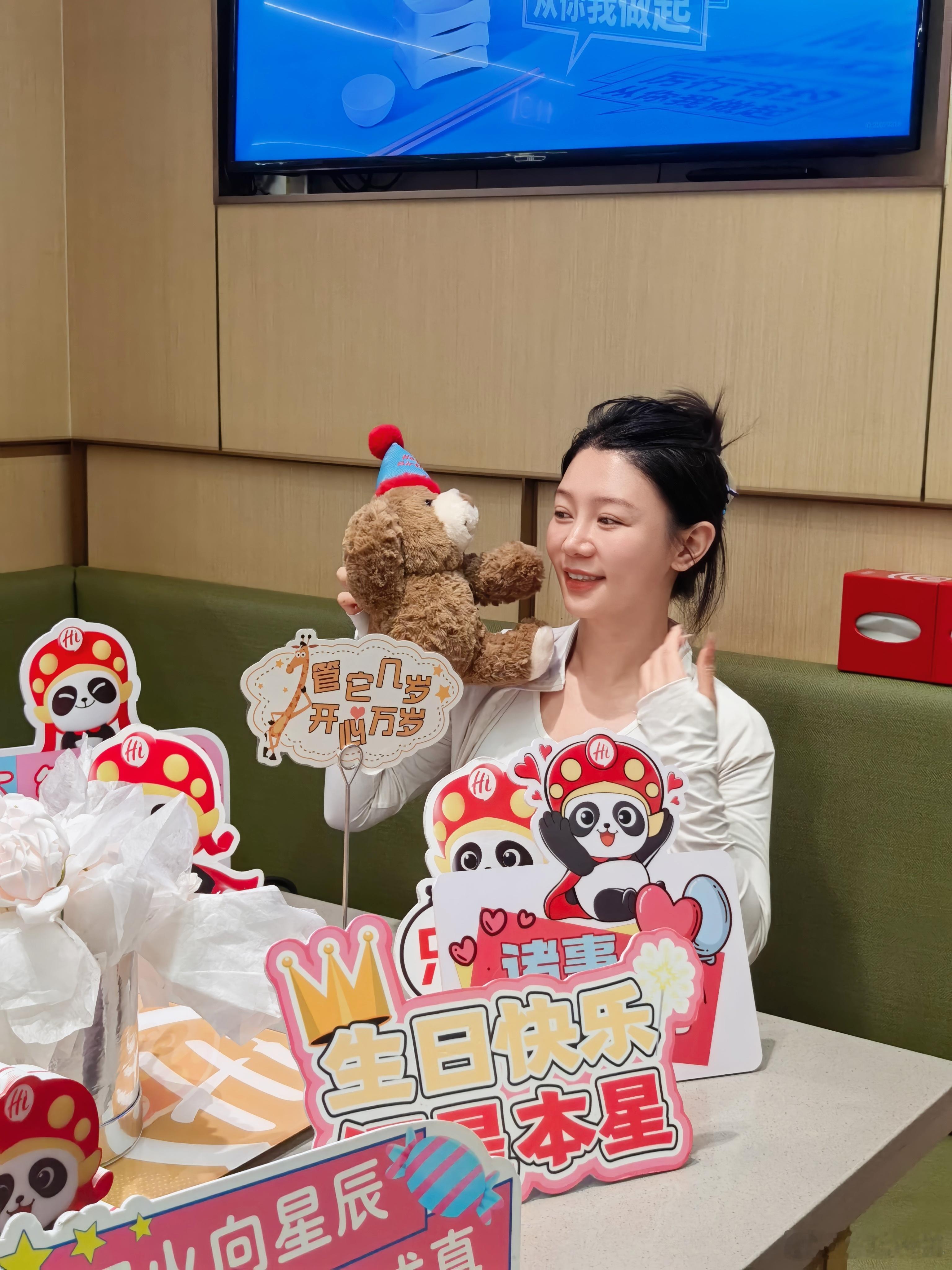 ✨海底捞就是情绪价值给拉满了！和公司的小伙伴来团建啦，没想到给了我一个惊喜，太开