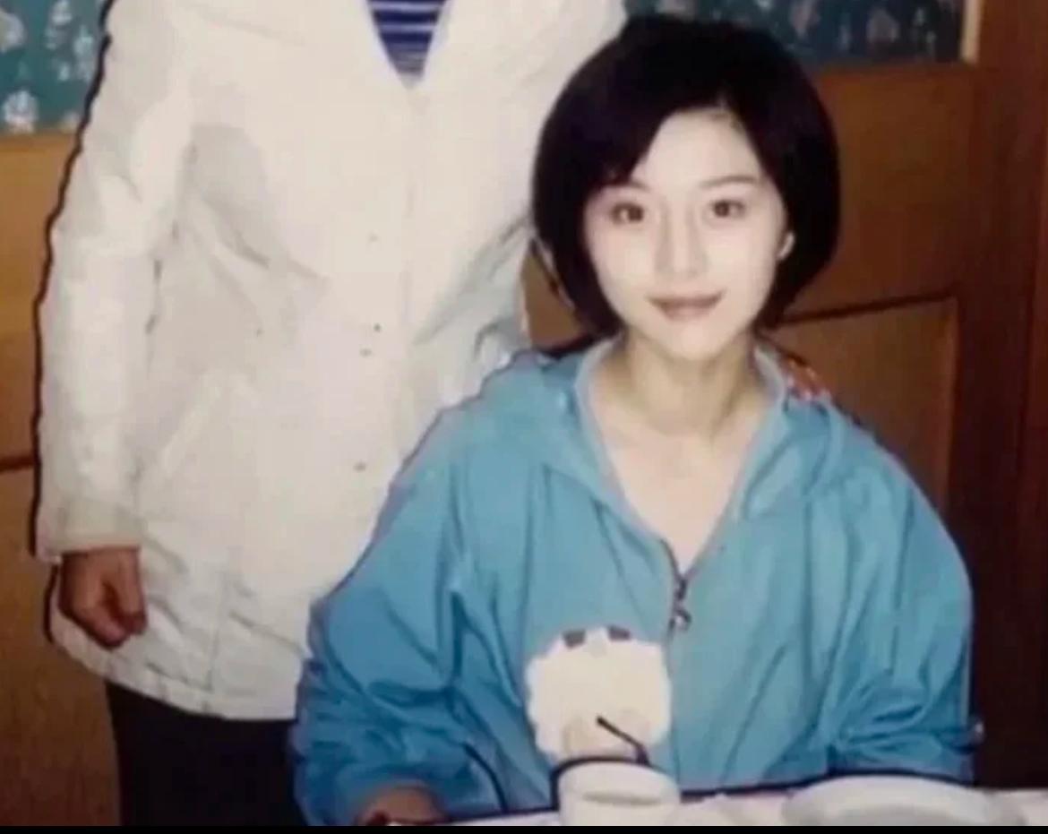 范冰冰12岁就已经美得轰动全校了，所以没有美人“美而不自知”这件事。
冰冰的妈说
